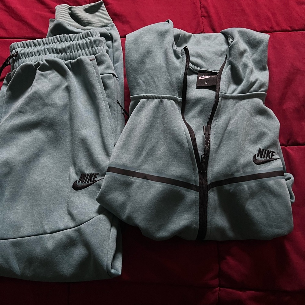 COPY - NWOT Teal Nike Sweat suite size. Large